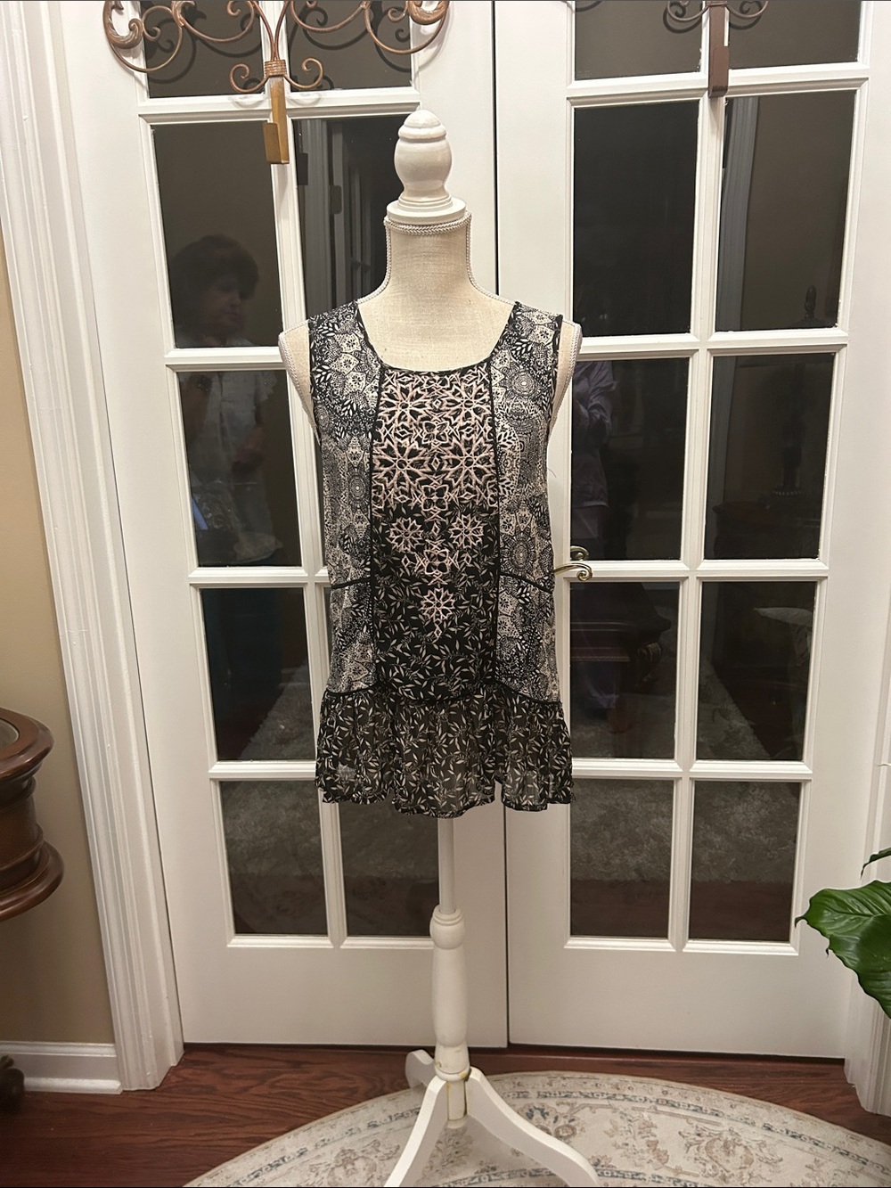 Knox Rose Black and Cream Printed Sleeveless Peplum Blouse Ruffled Hem Small EUC
